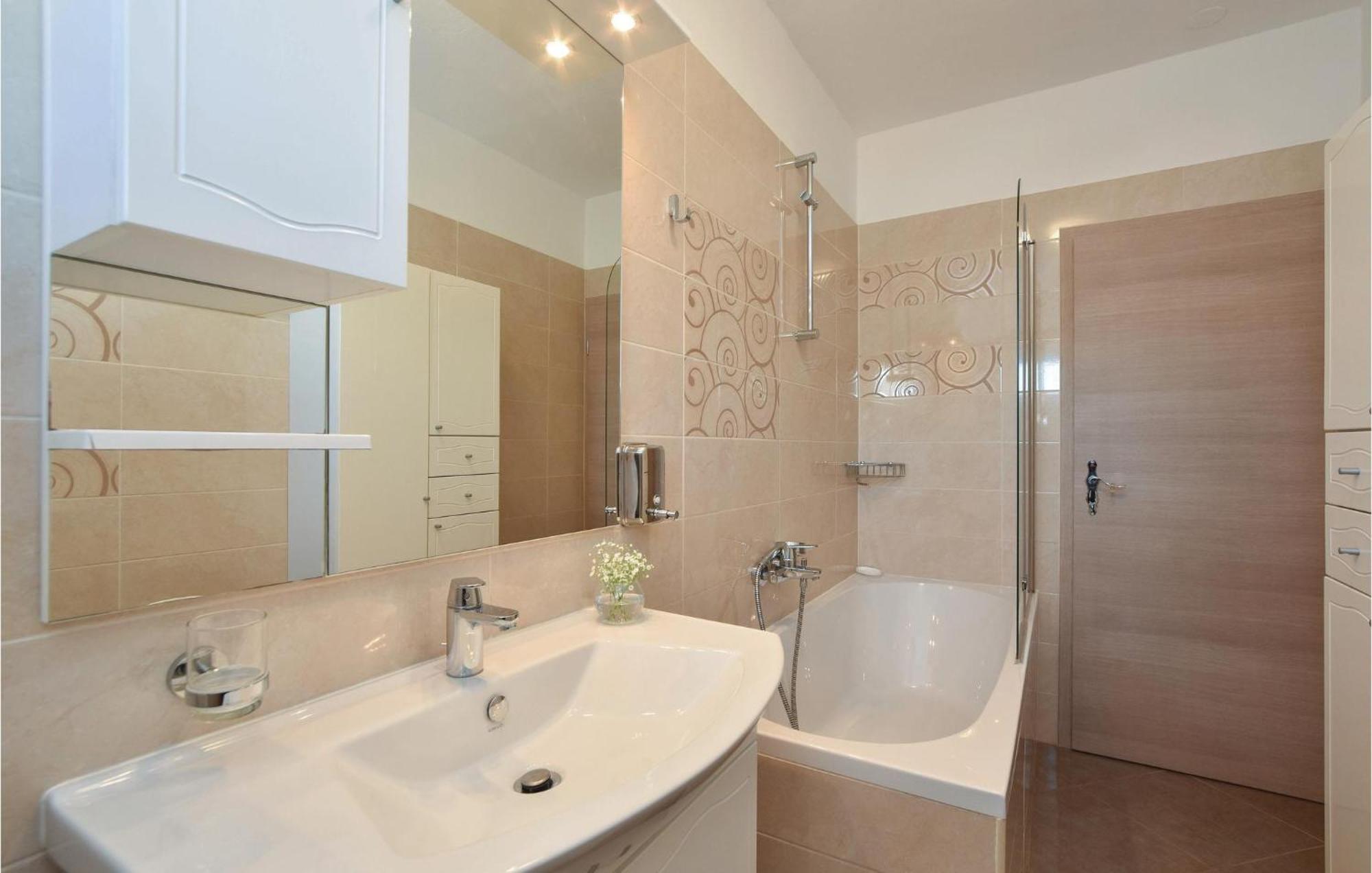 Lovely Home In Split With Jacuzzi エクステリア 写真