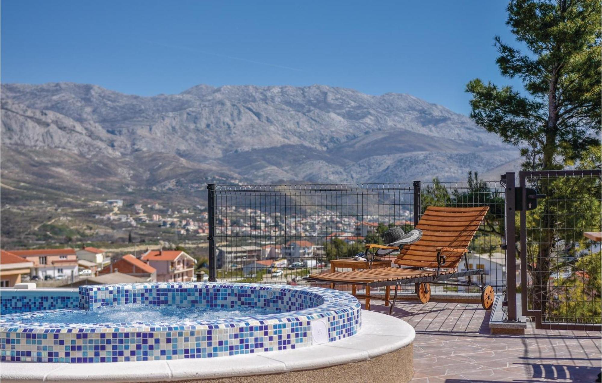 Lovely Home In Split With Jacuzzi エクステリア 写真