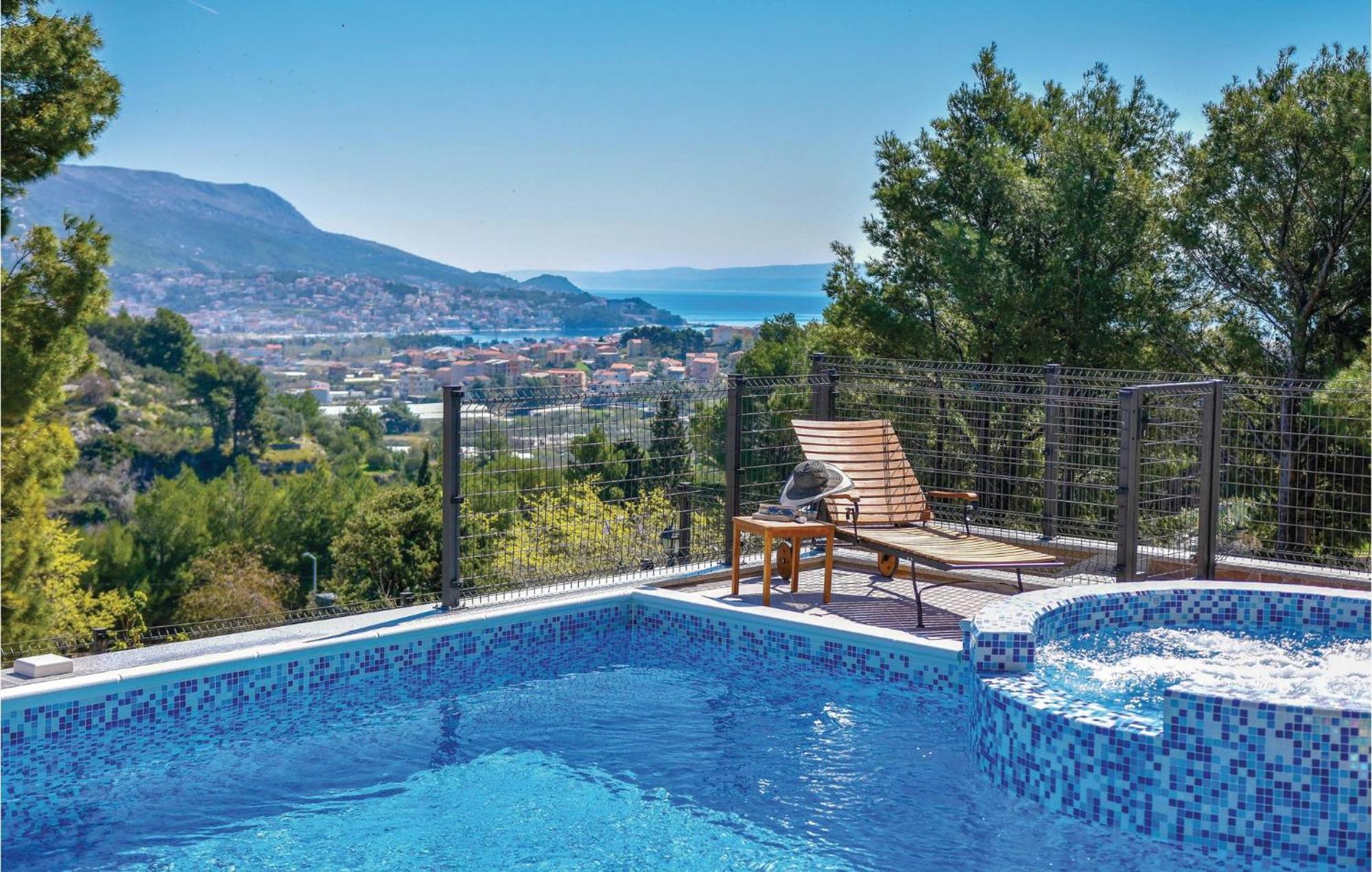Lovely Home In Split With Jacuzzi エクステリア 写真