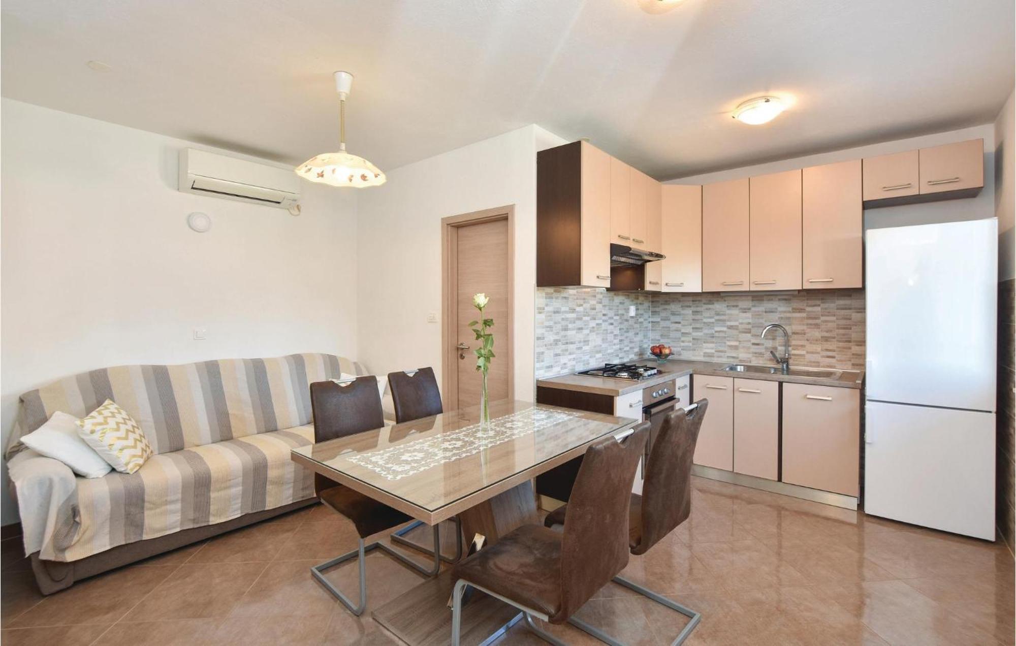Lovely Home In Split With Jacuzzi エクステリア 写真