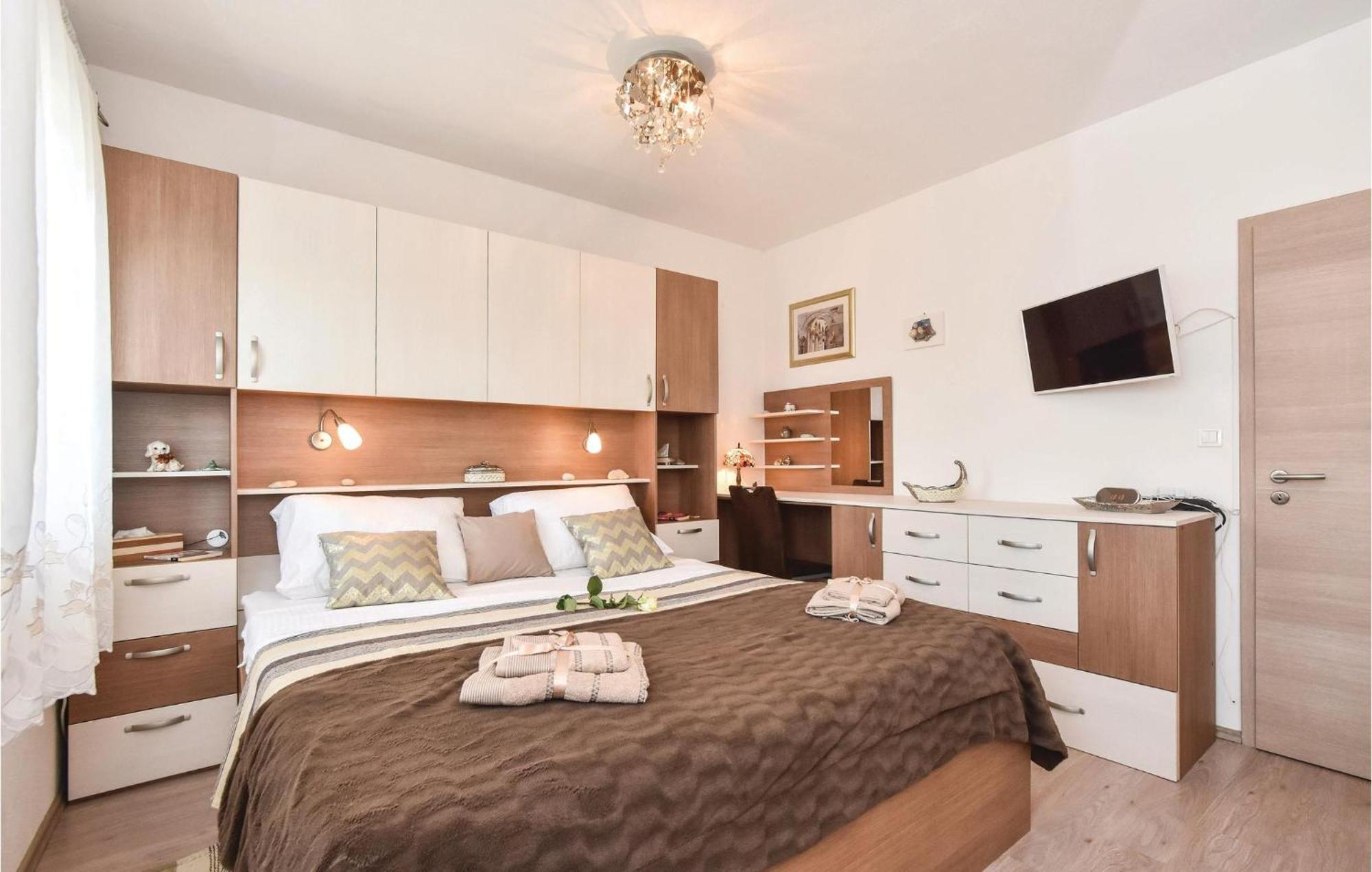 Lovely Home In Split With Jacuzzi エクステリア 写真